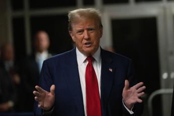 Ucraina, la minaccia di Trump: “Europa faccia di più o stop armi Usa”