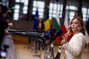 Ue, Meloni si sfila da ‘toto-Draghi’: “Nome autorevole, ma ora è filosofia”