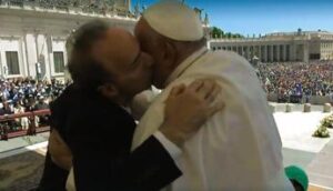 Benigni show in piazza San Pietro, bacia il Papa poi invoca la pace: “La guerra deve finire”