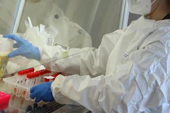 Covid e nuova variante KP.2: elude il vaccino? Sintomi, cosa sappiamo