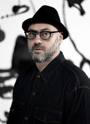 Danilo Bucchi apre Estate al MAXXI 2024 con Oltretutto a cura di Achille Bonito Oliva. Una serata unica per il nuovo libro d’arte dell’artista