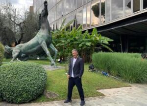 Fiorello scherza con l’ad Rai: “Bortone legata in viale Mazzini, si possono tirare freccette”