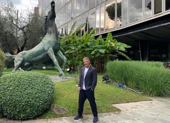 Fiorello scherza con l’ad Rai: “Bortone legata in viale Mazzini, si possono tirare freccette”