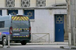 Francia, tenta di dare fuoco a sinagoga: polizia uccide uomo armato