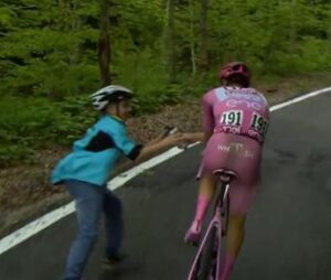 Giro d’Italia, Pogacar e la borraccia al bambino – Video