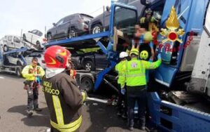 Maxi incidente sull’autostrada A1, due morti in uno scontro tra 4 tir e 3 auto