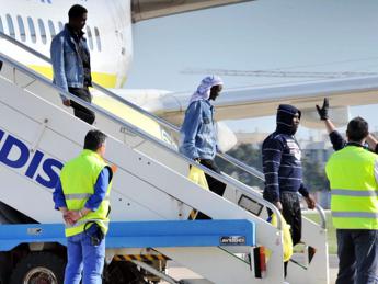 Migranti, Enac blocca voli Ong. Sea Watch: “Non ci fermeremo”