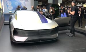 Peugeot reinventa il volante nel concept Inception