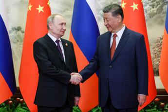 Putin a Pechino da Xi: “Relazioni Russia-Cina stabilizzano il mondo”