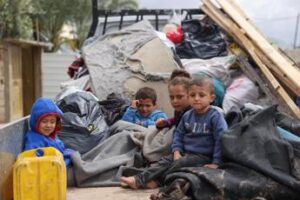 Rafah, con incursione Israele a rischio la vita di 600mila bambini: l’allarme di Save the Children