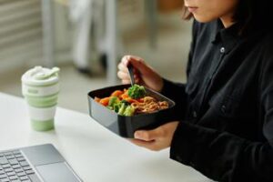 Rischio microplastiche da portavivande in plastica nel microonde