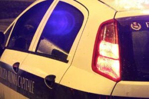 Roma, abbandona la figlia sul Raccordo per un 5 in latino