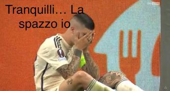 Roma fuori da Europa League, sfottò in rete sull’autogol di Mancini – FOTO