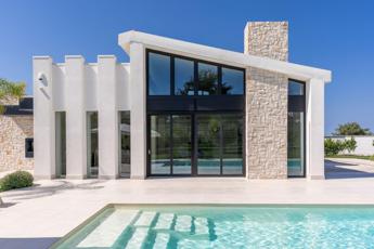 Spazi dilatati e sguardo sconfinato. Così gli scorrevoli Oknoplast annullano le barriere con l’esterno in una moderna villa in Puglia