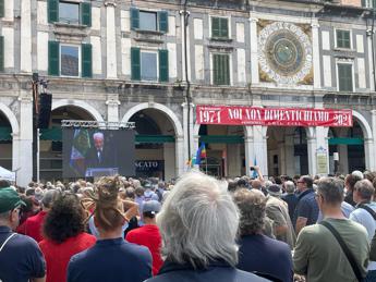 Strage Brescia, Mattarella commemora vittime: applausi in piazza Loggia