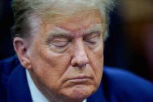 Trump: “Addormentato al processo? No, tengo occhi chiusi per ascoltare meglio”