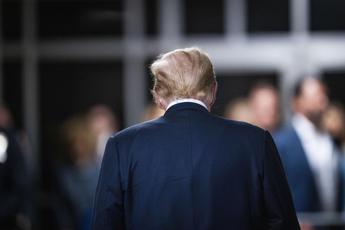 Trump e il processo di New York, giuria ancora riunita: cosa può succedere se viene condannato