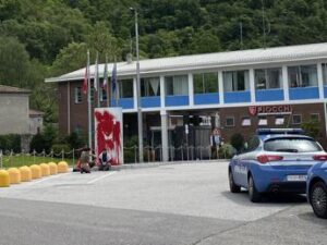 Ultima Generazione, vernice rossa su sede Fiocchi Munizioni a Lecco e striscione ‘Palestina libera’