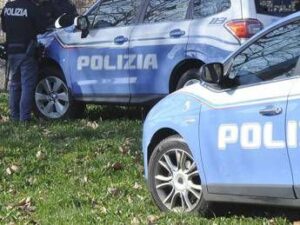 Venezia, grande albero cade in piazzale Roma e travolge turisti: 10 feriti, due gravi