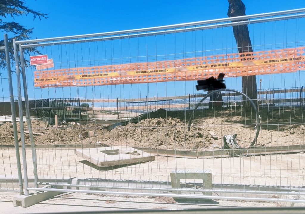 Estate Tortoreto: Cantieri ovunque: cittadini e minoranza indignati TORTORETO E’ l’amara constatazione dei cittadini che assistono inermi alla trascuratezza senza visione che l’amministrazione guidata dal sindaco Domenico Piccioni sta riservando alla nostra città. Il tutto acuito dall’avvio di una stagione estiva che può contare solo sugli sforzi degli operatori locali, non certamente di un’amministrazione paralizzata dalle inquietudini sulla sopravvivenza politica di se medesima. Cosi dichiarano i consiglieri Libera D’Amelio, Martina Del Sasso e Mauro Di Bonaventura La nostra Tortoreto è disseminata in lungo e largo da cantieri incomprensibilmente fermi che restituiscono una fotografia del nostro territorio sciatto e affatto fruibile dai cittadini e dai turisti. E già, perché oramai a stagione estiva avviata la nostra città è invasa da “lavori in corso” in ogni dove: dal lungomare, passando per via Enzo Ferrari, attraversando Via Aldo Moro ed arrivando a Tortoreto Alto dove il costoso restyling della piazza Campo della Fiera, lungi dal trovare forma, in realtà sta generando ulteriori problemi di viabilità complice anche la penuria oramai ben nota di parcheggi. Ci domandiamo che idea abbia Piccioni di Tortoreto e se la programmazione di questa amministrazione più che dettata dell’ansia del fare, sia invece sorretta dalla consapevolezza di cosa poter fare per il bene della città. Sia ben chiaro; come gruppo di minoranza siamo assolutamente a favore della realizzazione delle opere pubbliche e, neppure a dirlo, di tutta l’attività necessaria all’ordinaria e straordinaria manutenzione, ci mancherebbe altro. E però, non può trovare ingresso una confusionaria attività di cantierizzazione che impatta pesantemente sulla vita dei cittadini, con riflessi negativi anche per gli esercizi commerciali che instano nelle zone interessate dai cantieri. Prevedere, prevenire, pianificare: l’Amministrazione Piccioni nell’ordine indicato bene dovrebbe iniziare a dare seguito a questa elementare regola di buon senso prima di avviare interventi e/o lavori senza visione e senza criterio. Come gruppo di minoranza nuovamente palesiamo la nostra seria preoccupazione per la gestione pubblica del nostro territorio e chiediamo risposte chiare su quali determinazioni urgenti e non oltremodo procrastinabili intenda assumere Piccioni per assicurare a tutti i cittadini una fruibilità massima, non a singhiozzo e piena della bellezza della nostra Tortoreto.