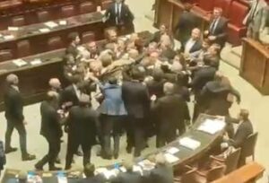 Autonomia, bagarre alla Camera: rissa in Aula, Donno (M5S) in infermeria
