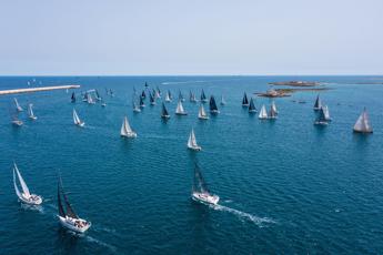 “Brindisi tra onde e nodi” con la “Brindisi-Corfu” e il Campionato italiano di vela