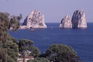 Capri ancora senz’acqua, stop del sindaco ai turisti. In arrivo navi cisterna e autobotti