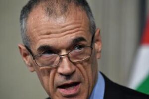 Conti pubblici, il paradosso della procedura che conviene all’Italia: parla Cottarelli
