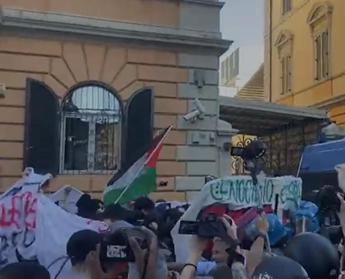 Corteo a Roma contro il governo, scontri manifestanti-polizia