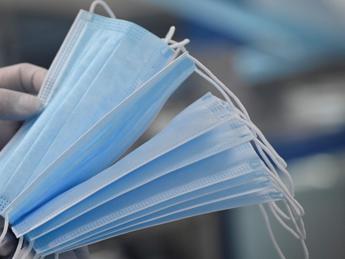 Covid, da Nord a Sud torna obbligo mascherina per entrare in ospedale