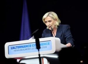 Elezioni Francia, destra al 33%. Le Pen: “Ci serve maggioranza assoluta”. Macron-sinistra, asse al secondo turno: “Fermare destra”
