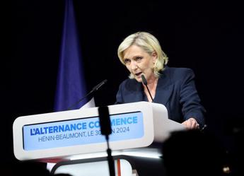 Elezioni Francia, destra al 33%. Le Pen: “Ci serve maggioranza assoluta”. Macron-sinistra, asse al secondo turno: “Fermare destra”