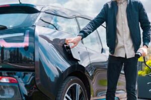 Incentivi auto green ripartono, ma l’Italia va in retromarcia
