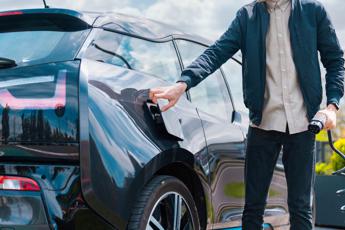 Incentivi auto green ripartono, ma l’Italia va in retromarcia