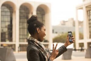 Innovazione e accessibilità: Med-EL e Microsoft uniscono le forze per l’inclusione uditiva