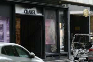 Spettacolare furto nel cuore di Parigi, svaligiato negozio Chanel
