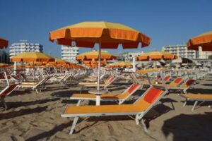Spiagge, 228 euro in media alla settimana per ombrellone e lettini
