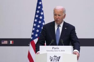 Ucraina, Biden a Parigi: “Putin non si fermerà, tutta l’Europa è minacciata”