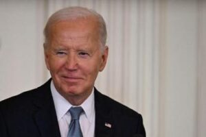Biden, intervista con gaffe: “Sono la prima donna di colore vicepresidente” – Ascolta