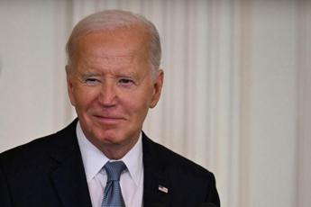 Biden, intervista con gaffe: “Sono la prima donna di colore vicepresidente” – Ascolta