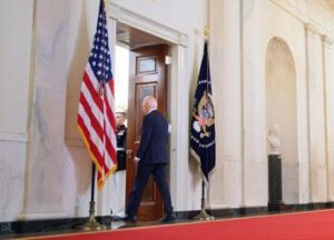 Biden prova a resistere: “Non mi ritiro e batterò Trump”