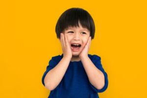 Emicrania per 1 bambino su 10, lascia ‘impronte’ su cervello e intestino