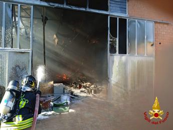 Ferrara, incendio in fabbrica plastica: almeno due operai feriti