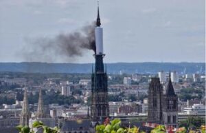 Francia, vasto incendio nella cattedrale di Rouen – Video