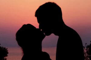 Giornata del bacio, l’infettivologa ‘non associatelo a malattie, meglio baciarsi che fare la guerra’