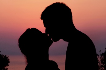 Giornata del bacio, l’infettivologa ‘non associatelo a malattie, meglio baciarsi che fare la guerra’