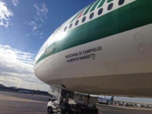 In vendita Boeing Alitalia intitolato a pilota morto in servizio: “Lo compri lo Stato”