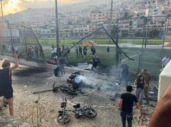 Israele, razzo di Hezbollah su campo da calcio: 11 morti. Katz: “Guerra totale”. Netanyahu anticipa rientro dagli Usa