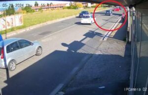 Omicidio a Roma, uccisa in auto da proiettile vagante: arrestati due giovani