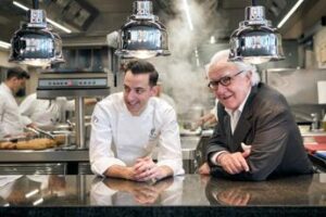 Romeo collection rinnova gli ultimi due piani dell’hotel di Napoli con una spettacolare piscina a sfioro, affacciata sul Vesuvio e Capri per il ristorante, il gruppo porta in Italia Alain Ducasse